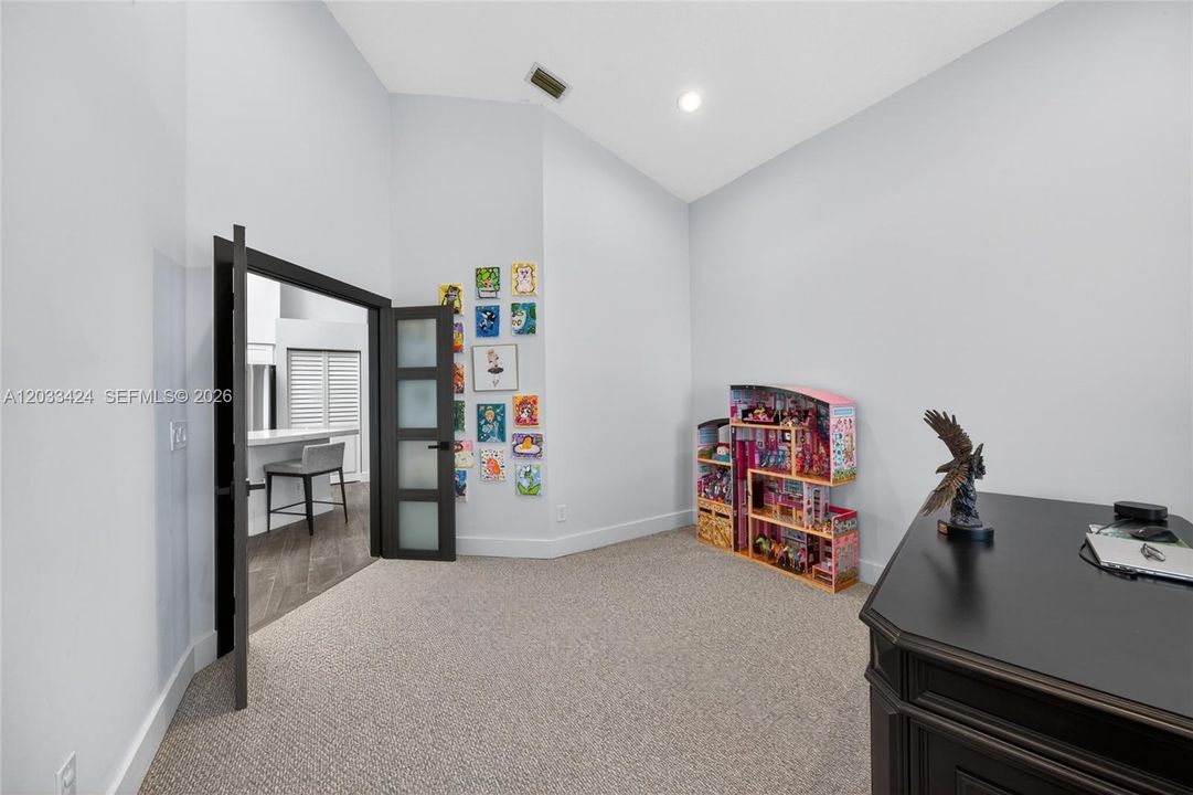 For Sale: $1,100,000 (4 beds, 2 baths, 2680 Square Feet)
