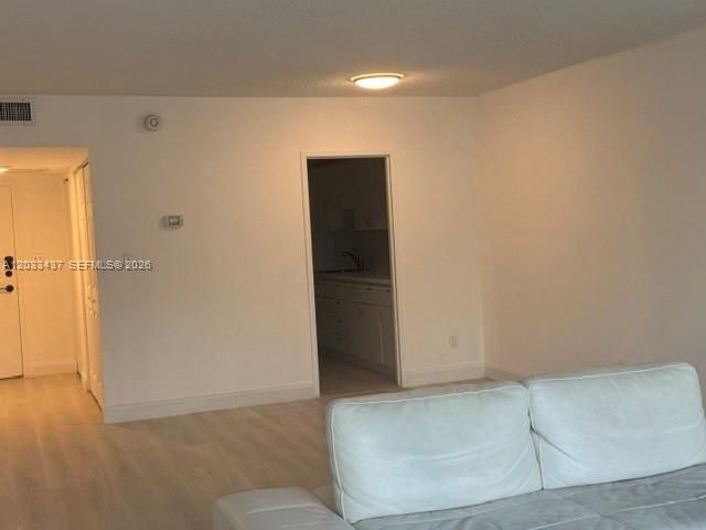 For Sale: $458,000 (1 beds, 1 baths, 980 Square Feet)