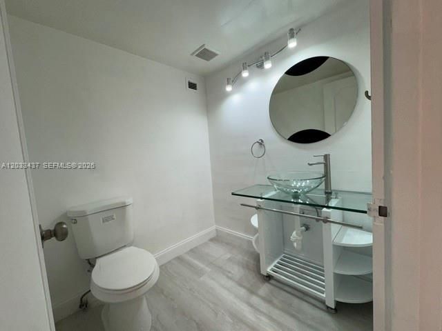For Sale: $458,000 (1 beds, 1 baths, 980 Square Feet)