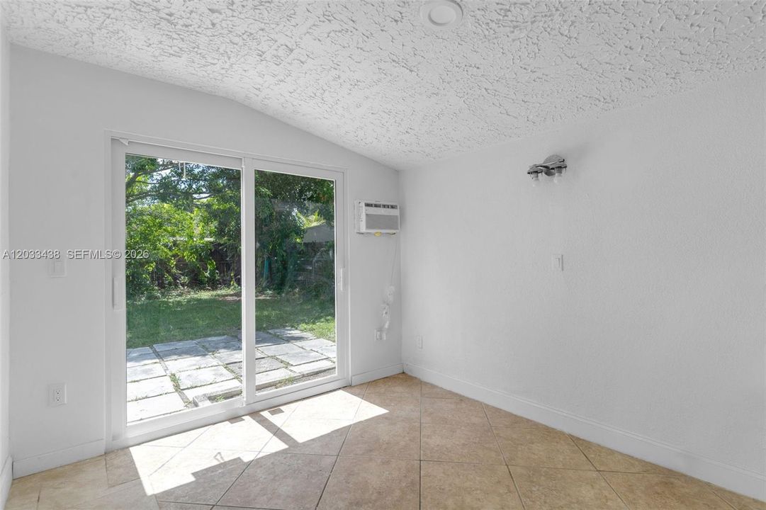 For Rent: $3,200 (3 beds, 1 baths, 1065 Square Feet)