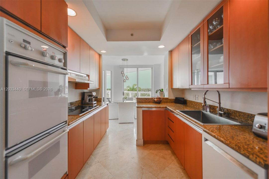 В аренду: $9,000 (3 спален, 2 ванн, 2720 Квадратных фут)