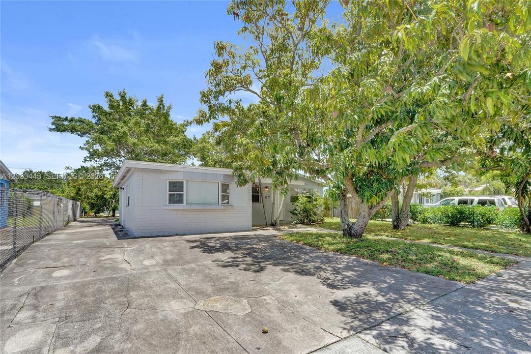 For Sale: $410,000 (4 beds, 2 baths, 1151 Square Feet)
