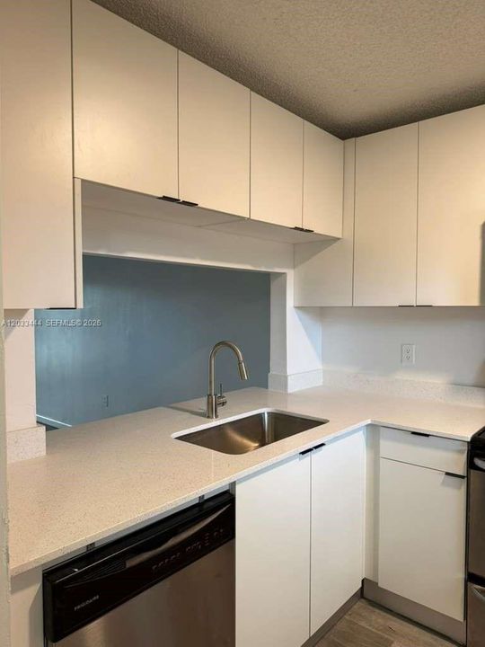 В аренду: $2,300 (2 спален, 2 ванн, 787 Квадратных фут)