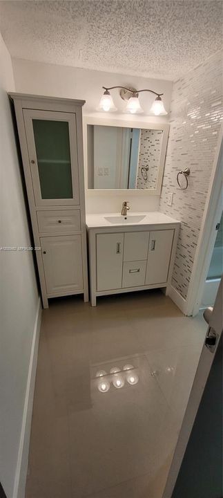 For Sale: $249,900 (1 beds, 1 baths, 767 Square Feet)