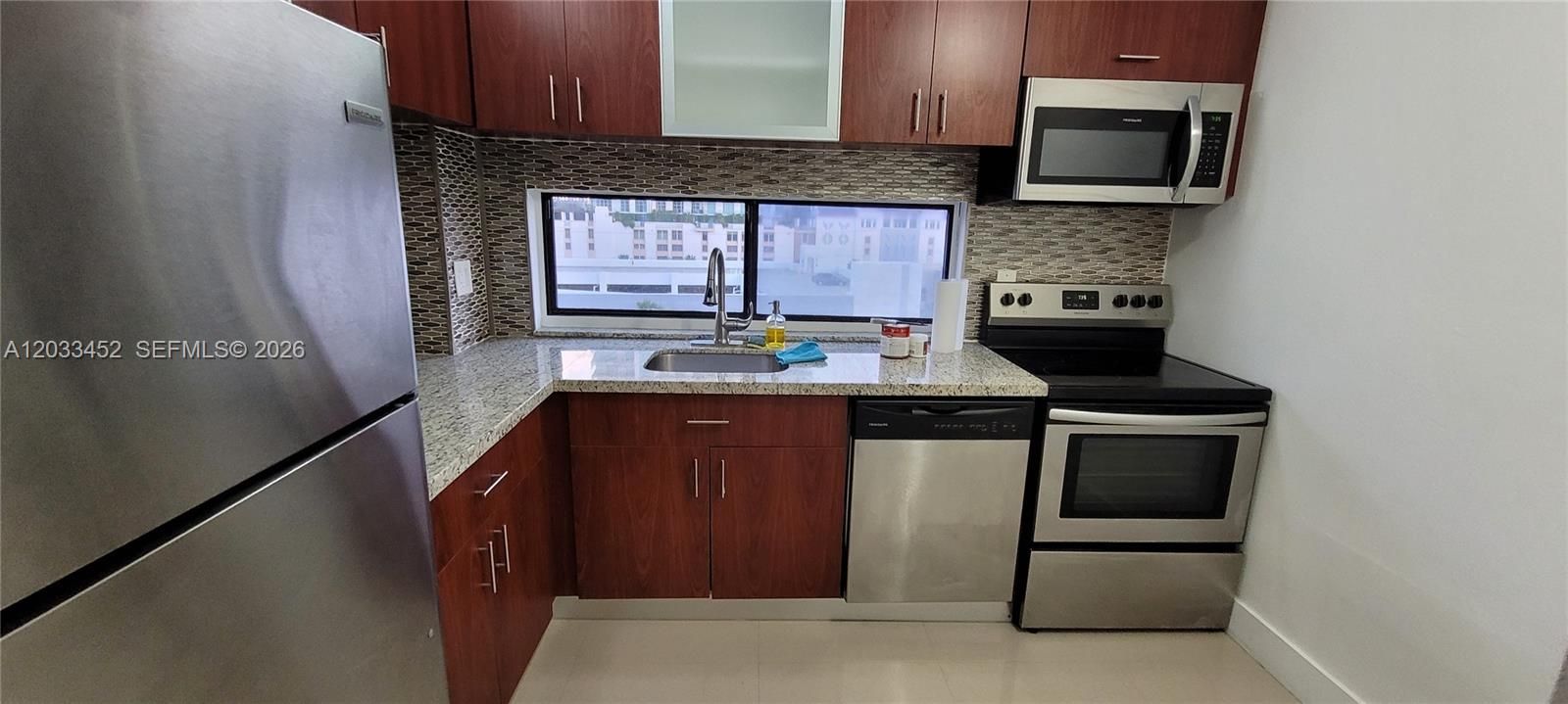 For Sale: $249,900 (1 beds, 1 baths, 767 Square Feet)