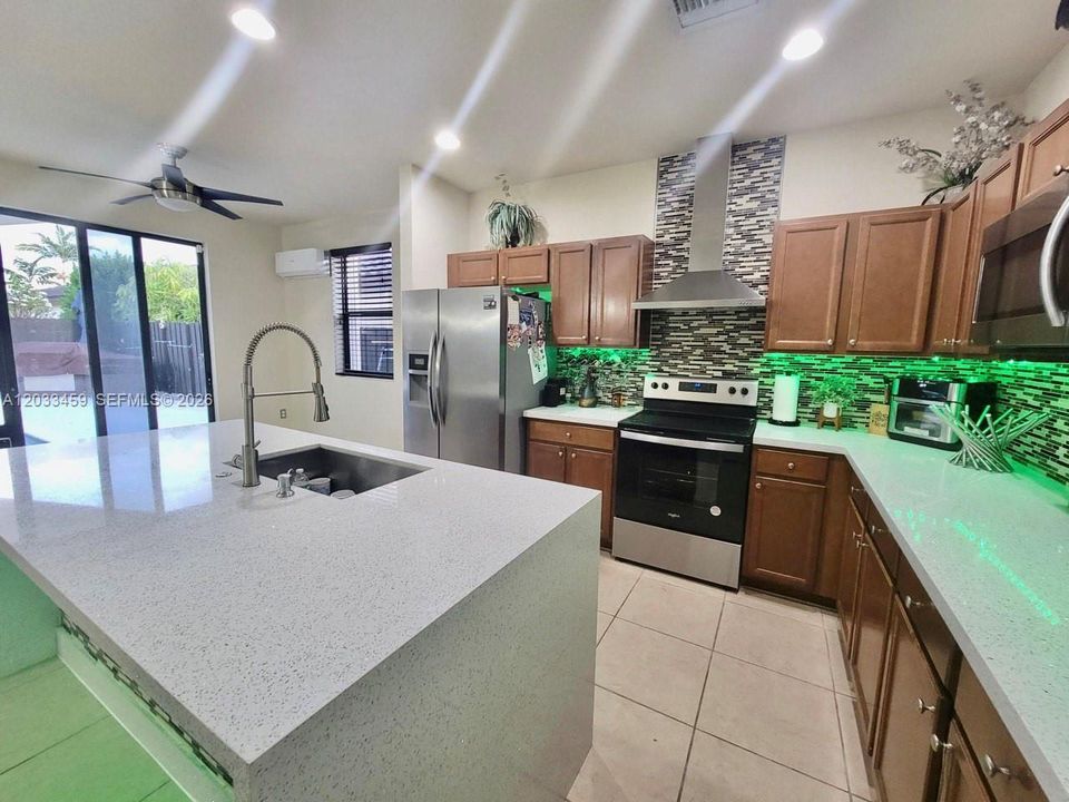 En Renta: $4,500 (5 camas, 3 baños, 2550 Pies cuadrados)