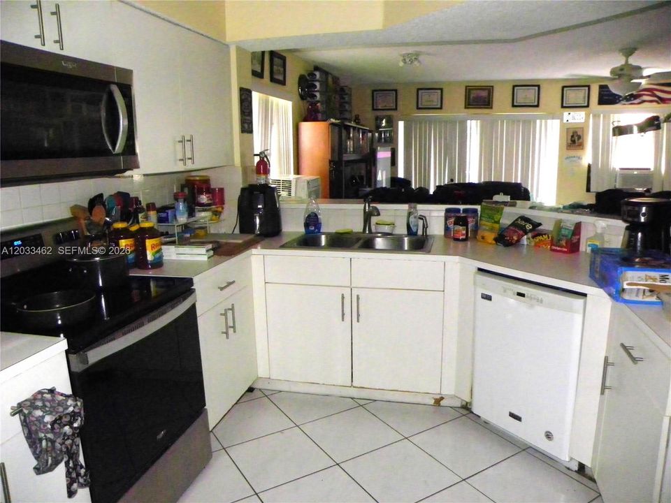 Activo con contrato: $330,000 (3 camas, 2 baños, 1482 Pies cuadrados)
