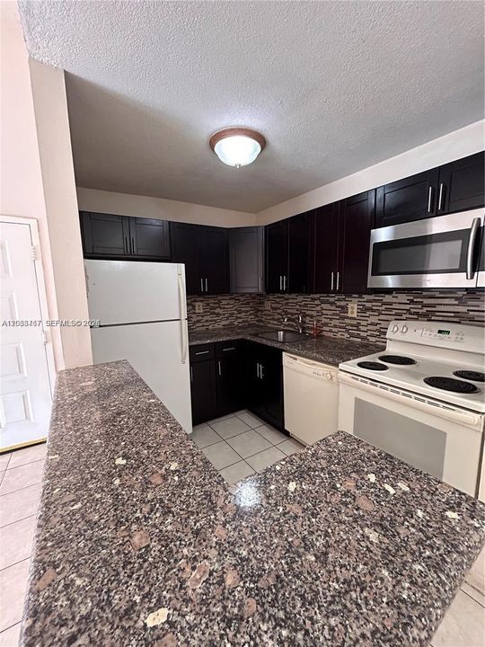 В аренду: $2,300 (2 спален, 2 ванн, 896 Квадратных фут)