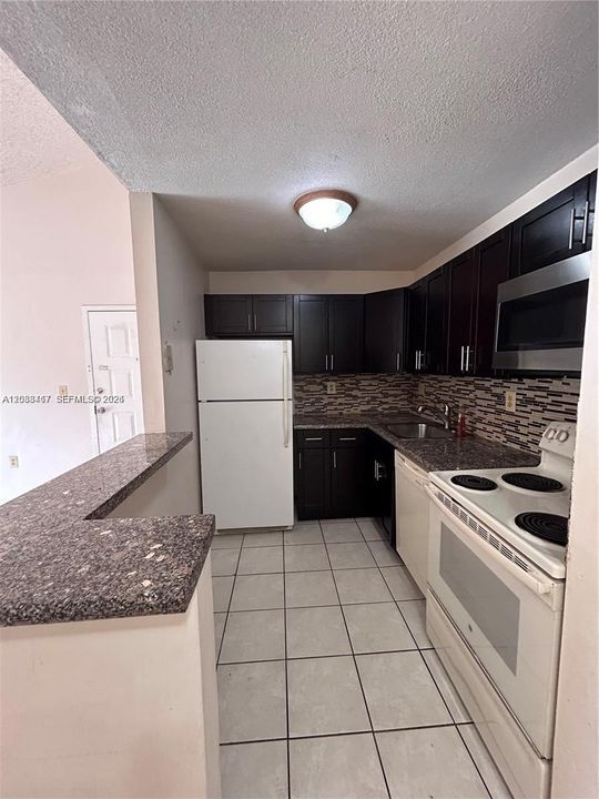 В аренду: $2,300 (2 спален, 2 ванн, 896 Квадратных фут)