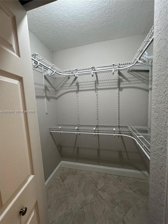 For Sale: $175,000 (1 beds, 1 baths, 816 Square Feet)