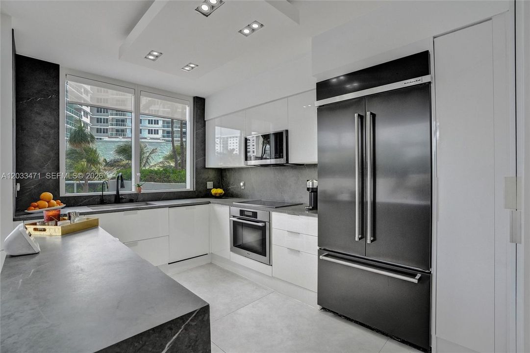 For Sale: $1,400,000 (2 beds, 2 baths, 1800 Square Feet)