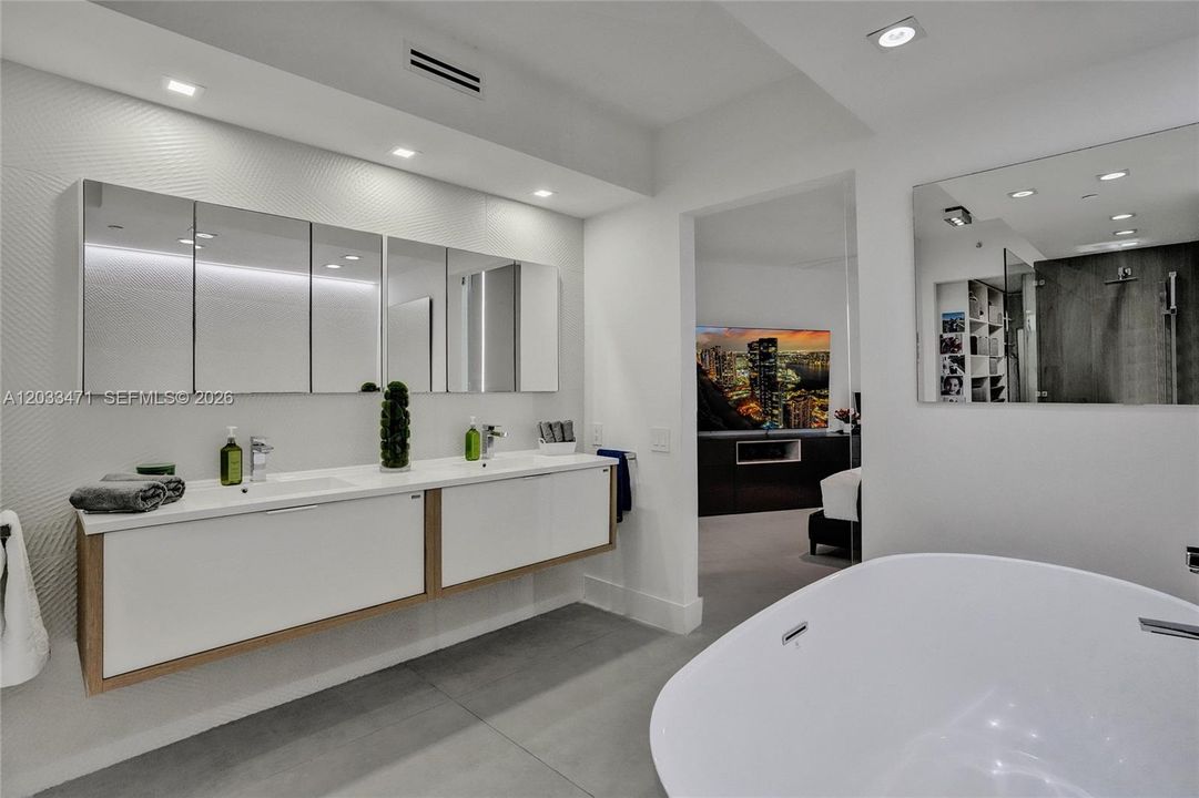 For Sale: $1,400,000 (2 beds, 2 baths, 1800 Square Feet)