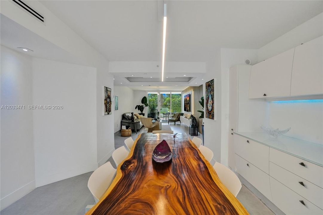 For Sale: $1,400,000 (2 beds, 2 baths, 1800 Square Feet)