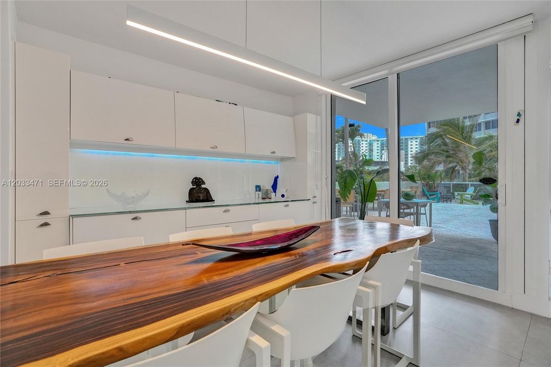 For Sale: $1,400,000 (2 beds, 2 baths, 1800 Square Feet)