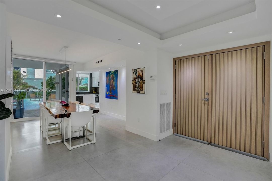 For Sale: $1,400,000 (2 beds, 2 baths, 1800 Square Feet)