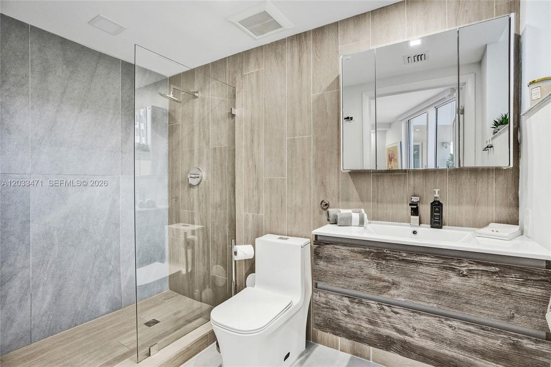 For Sale: $1,400,000 (2 beds, 2 baths, 1800 Square Feet)