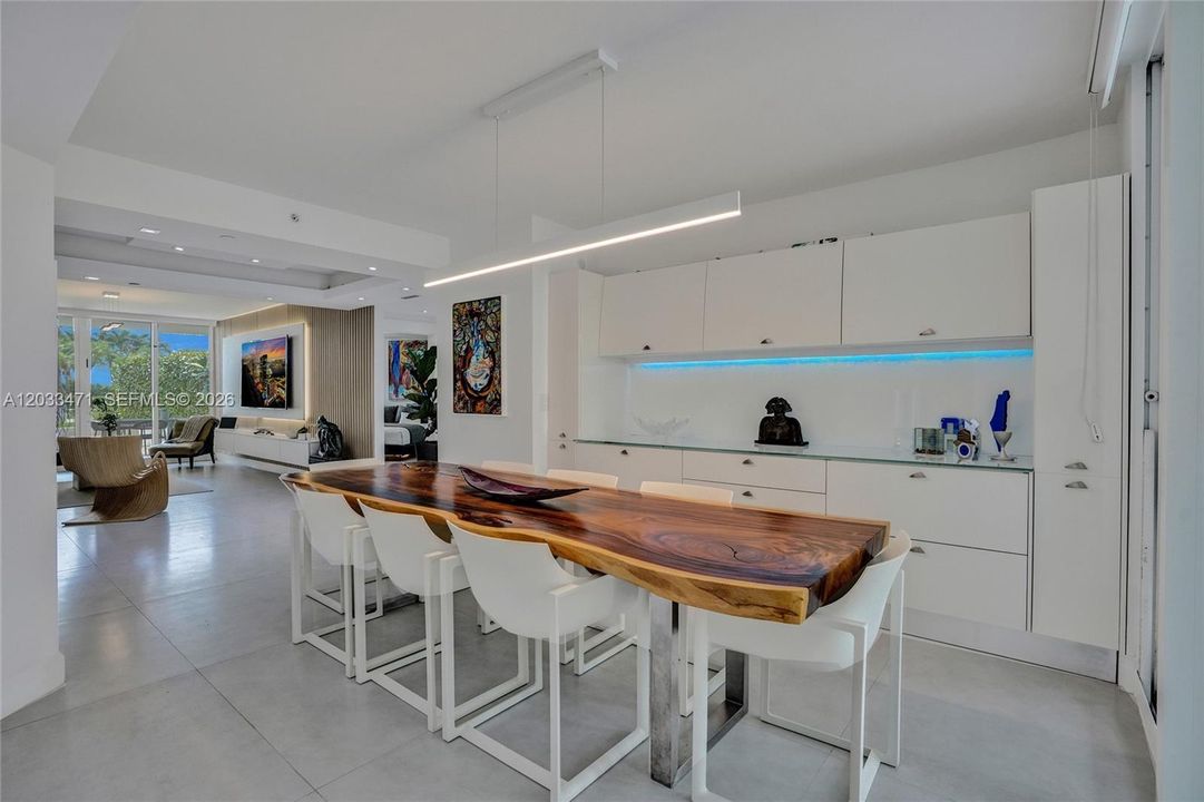 For Sale: $1,400,000 (2 beds, 2 baths, 1800 Square Feet)