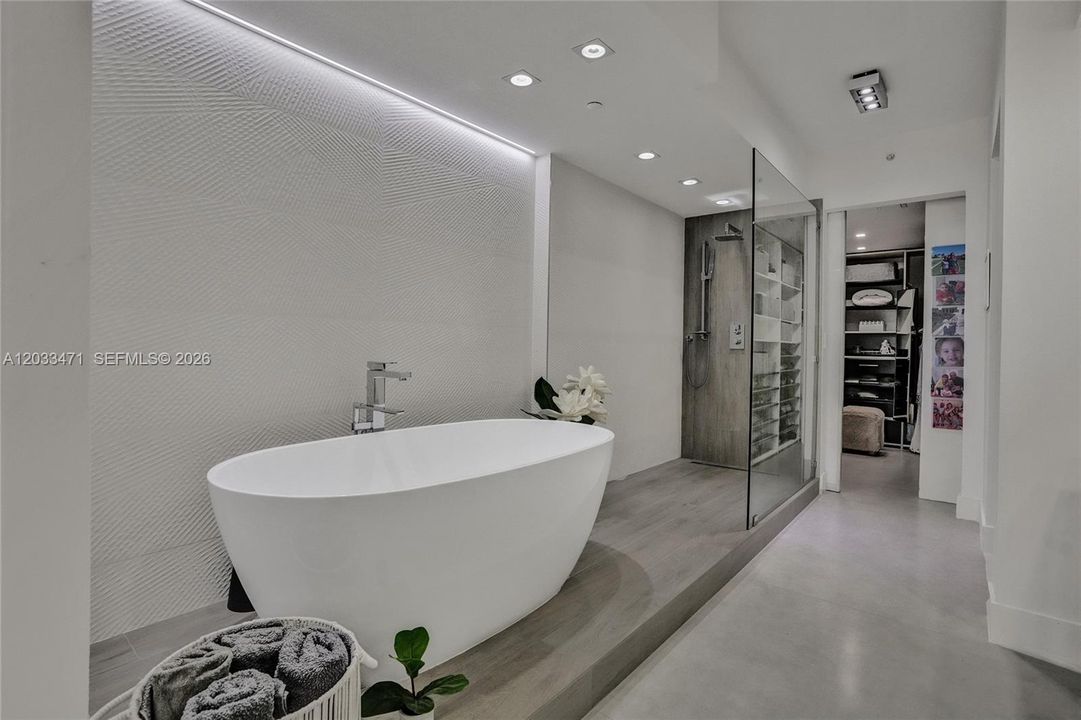 For Sale: $1,400,000 (2 beds, 2 baths, 1800 Square Feet)
