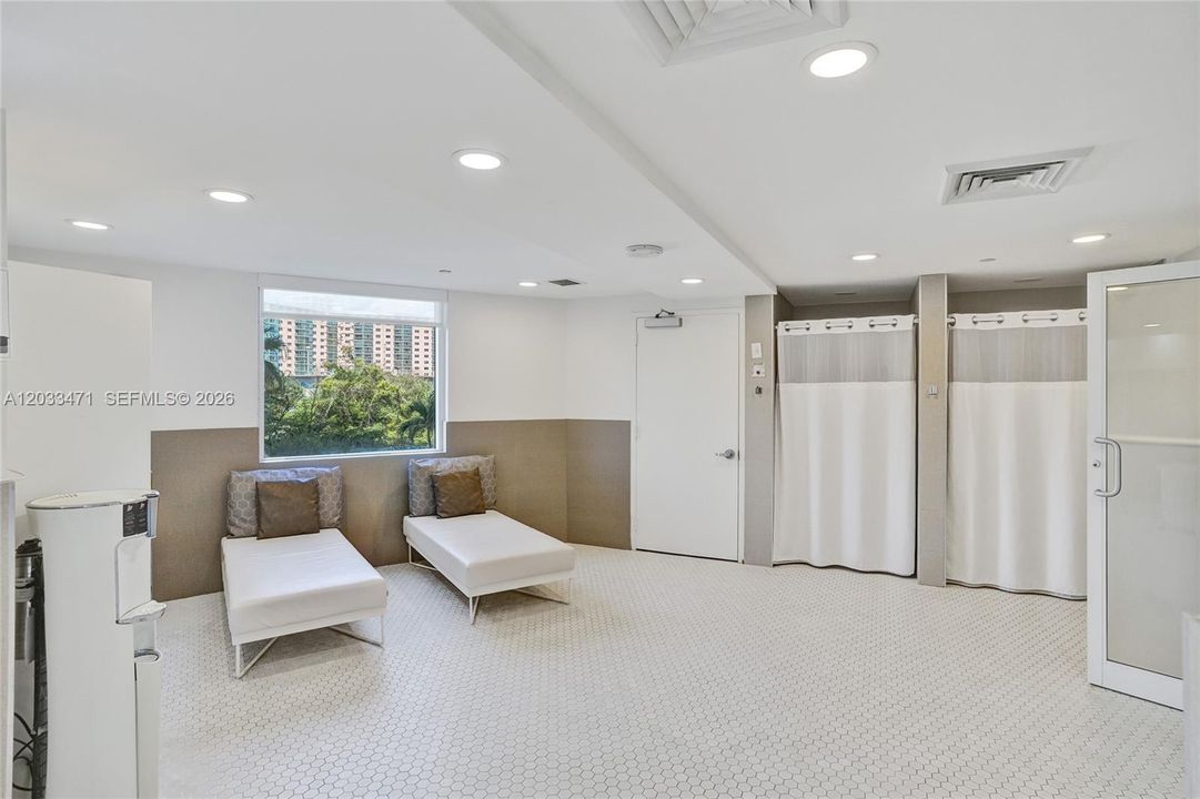 For Sale: $1,400,000 (2 beds, 2 baths, 1800 Square Feet)