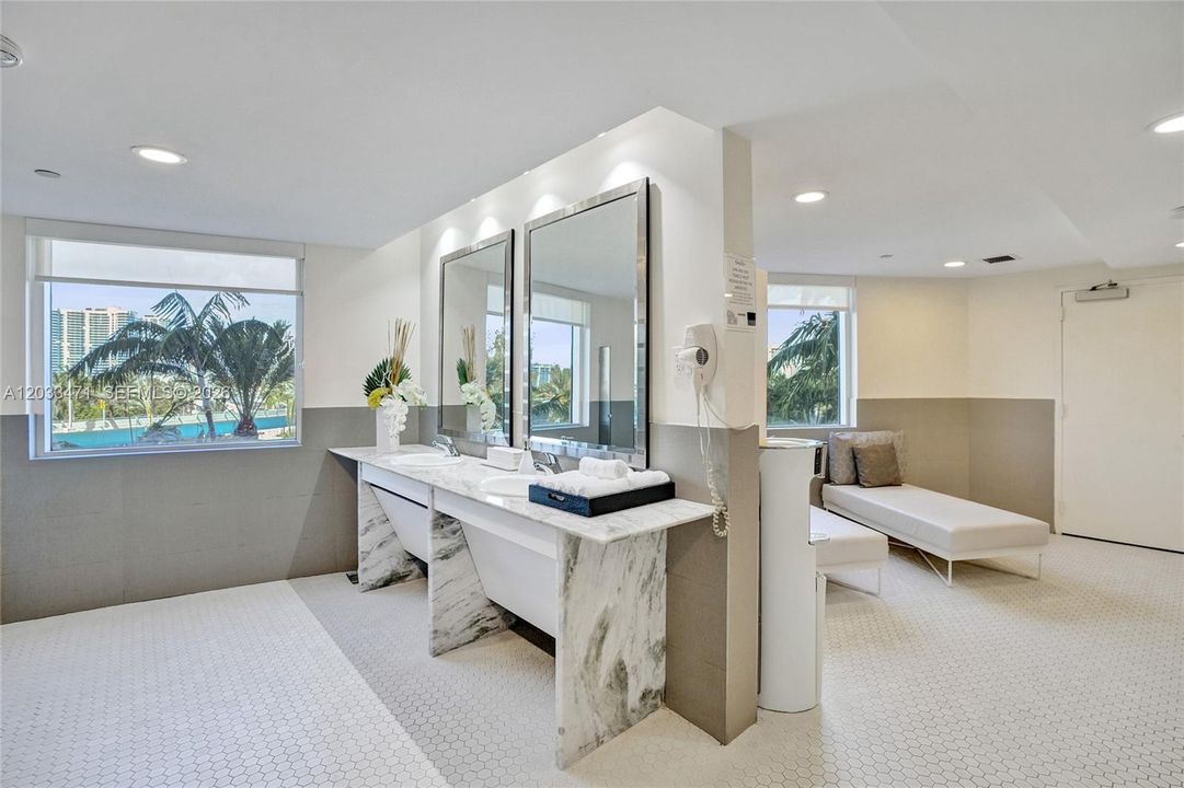 For Sale: $1,400,000 (2 beds, 2 baths, 1800 Square Feet)