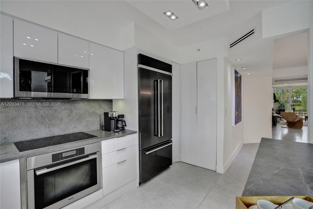 For Sale: $1,400,000 (2 beds, 2 baths, 1800 Square Feet)