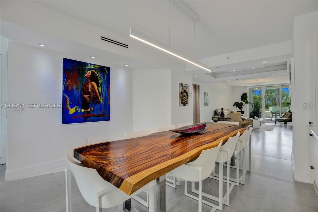 For Sale: $1,400,000 (2 beds, 2 baths, 1800 Square Feet)