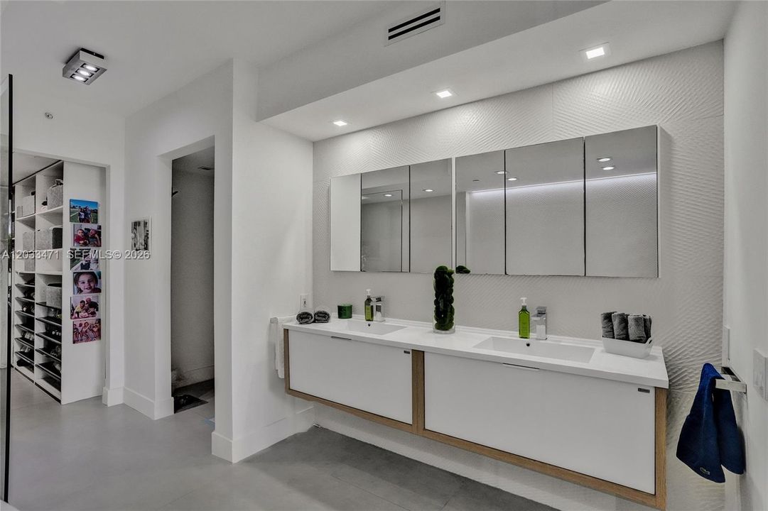 For Sale: $1,400,000 (2 beds, 2 baths, 1800 Square Feet)