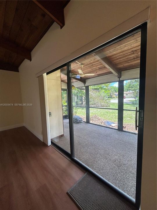 For Sale: $294,900 (2 beds, 2 baths, 1000 Square Feet)
