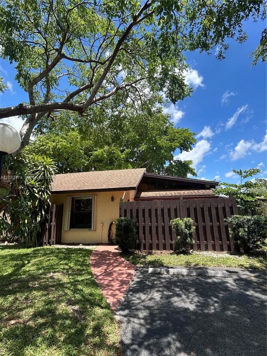 For Sale: $294,900 (2 beds, 2 baths, 1000 Square Feet)