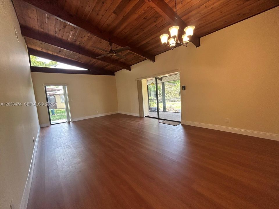 For Sale: $294,900 (2 beds, 2 baths, 1000 Square Feet)