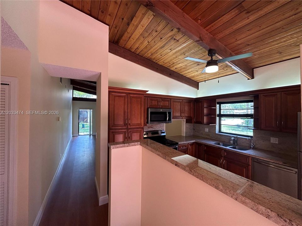 For Sale: $294,900 (2 beds, 2 baths, 1000 Square Feet)