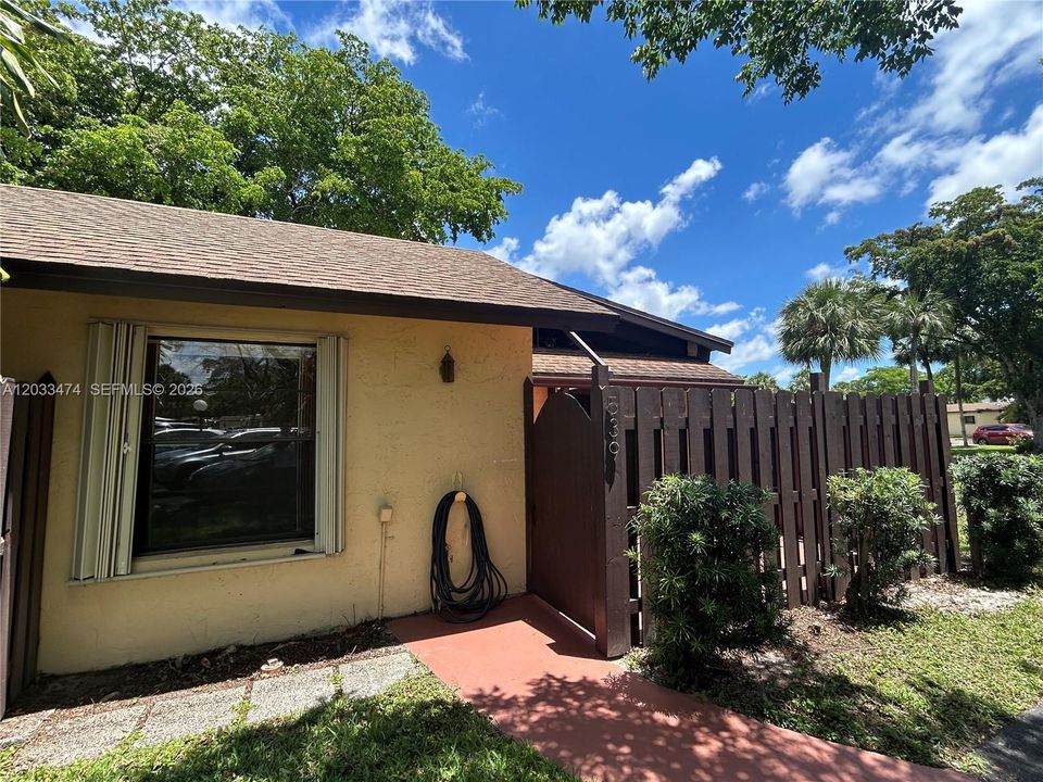 For Sale: $294,900 (2 beds, 2 baths, 1000 Square Feet)