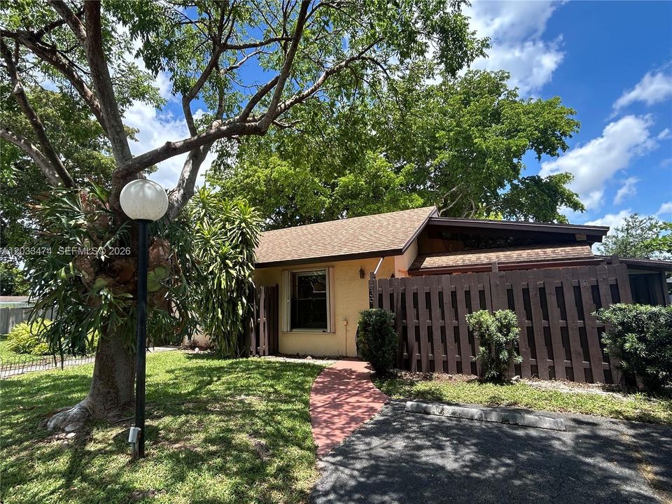 For Sale: $294,900 (2 beds, 2 baths, 1000 Square Feet)