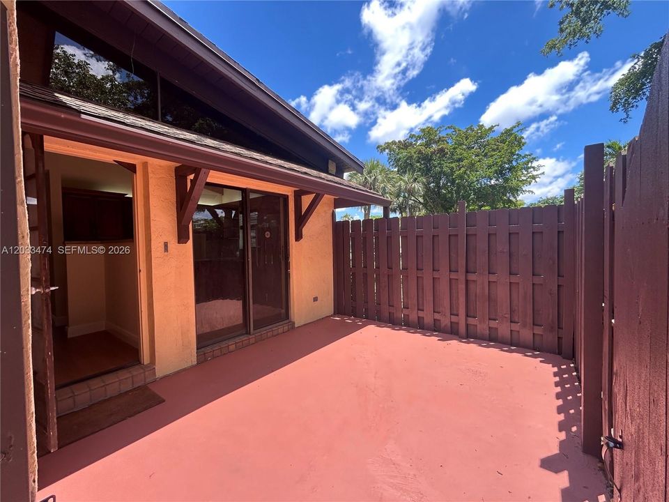 For Sale: $294,900 (2 beds, 2 baths, 1000 Square Feet)