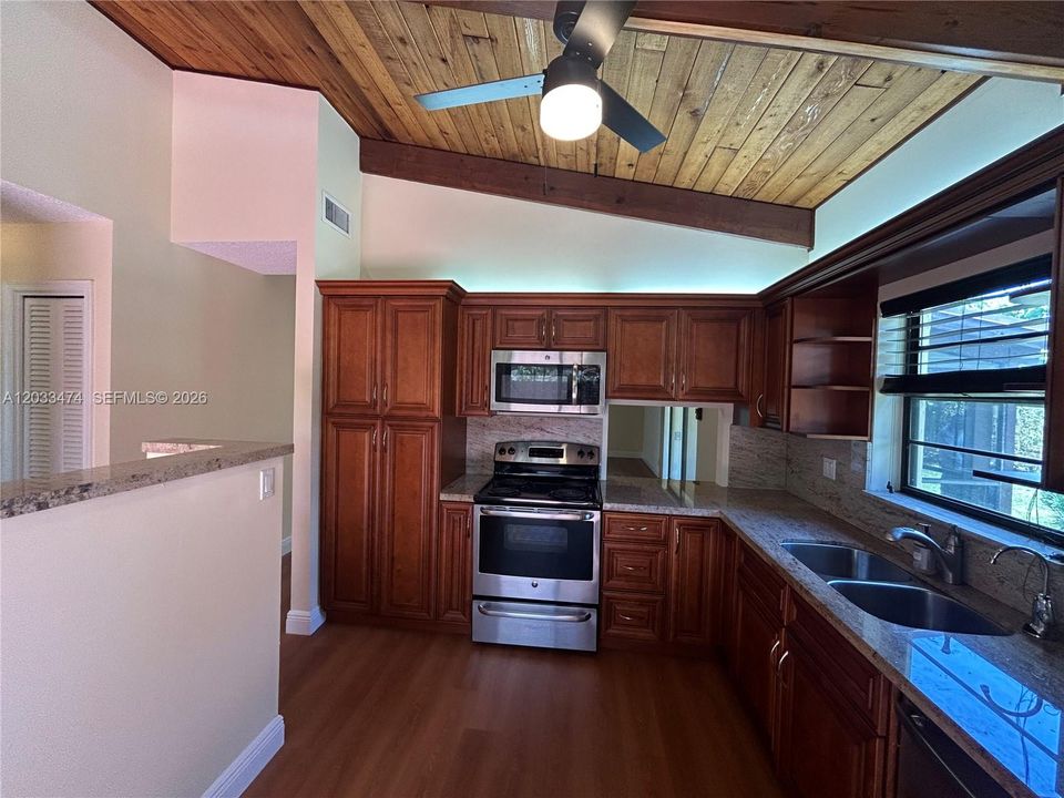 For Sale: $294,900 (2 beds, 2 baths, 1000 Square Feet)