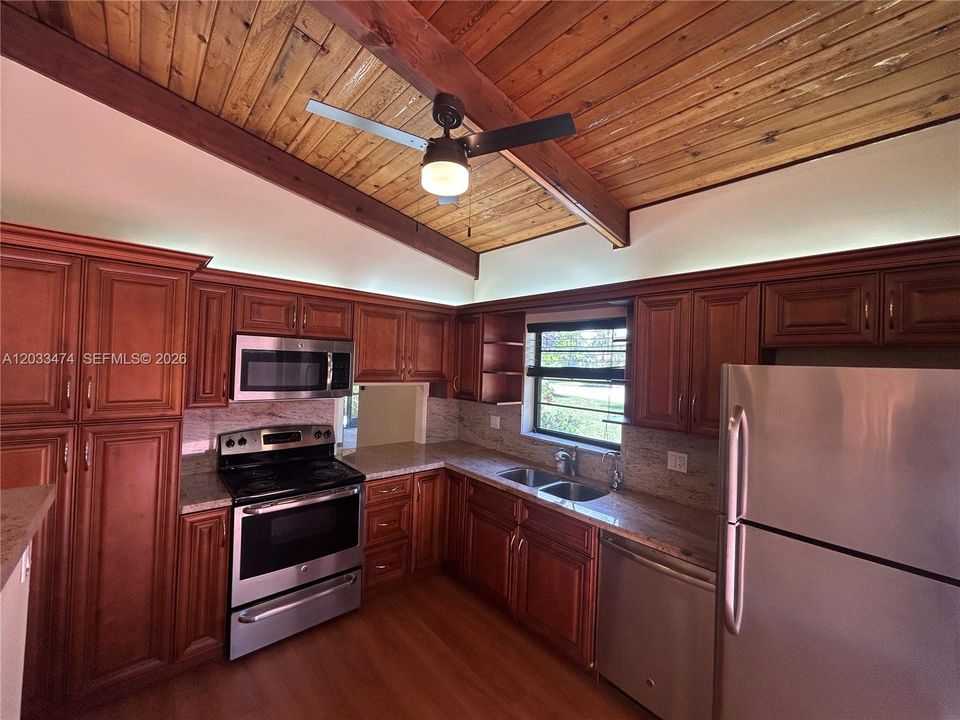 For Sale: $294,900 (2 beds, 2 baths, 1000 Square Feet)