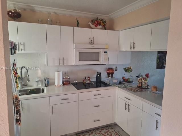 For Sale: $340,000 (2 beds, 1 baths, 930 Square Feet)