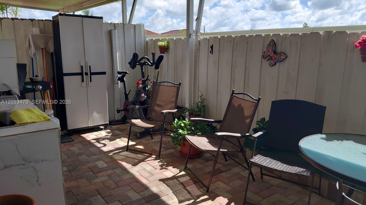 For Sale: $340,000 (2 beds, 1 baths, 930 Square Feet)