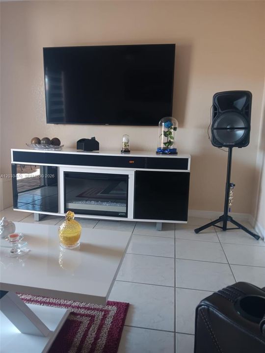 For Sale: $340,000 (2 beds, 1 baths, 930 Square Feet)