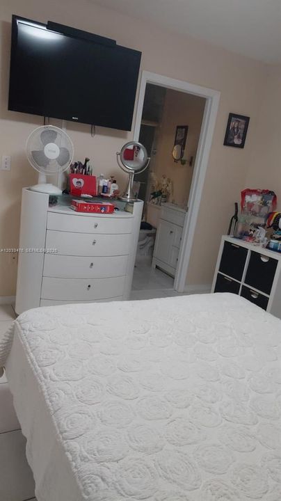 For Sale: $340,000 (2 beds, 1 baths, 930 Square Feet)