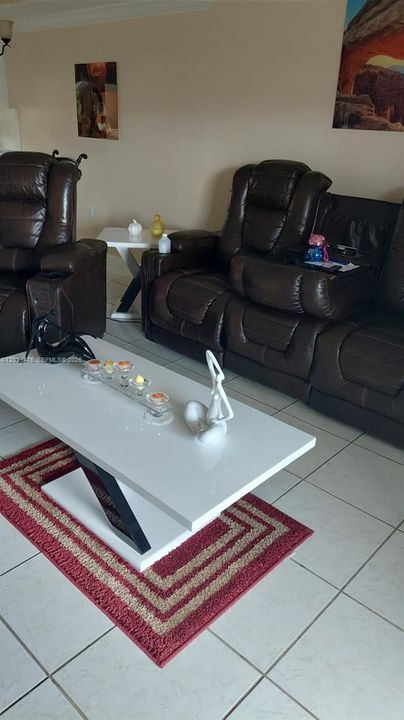 For Sale: $340,000 (2 beds, 1 baths, 930 Square Feet)