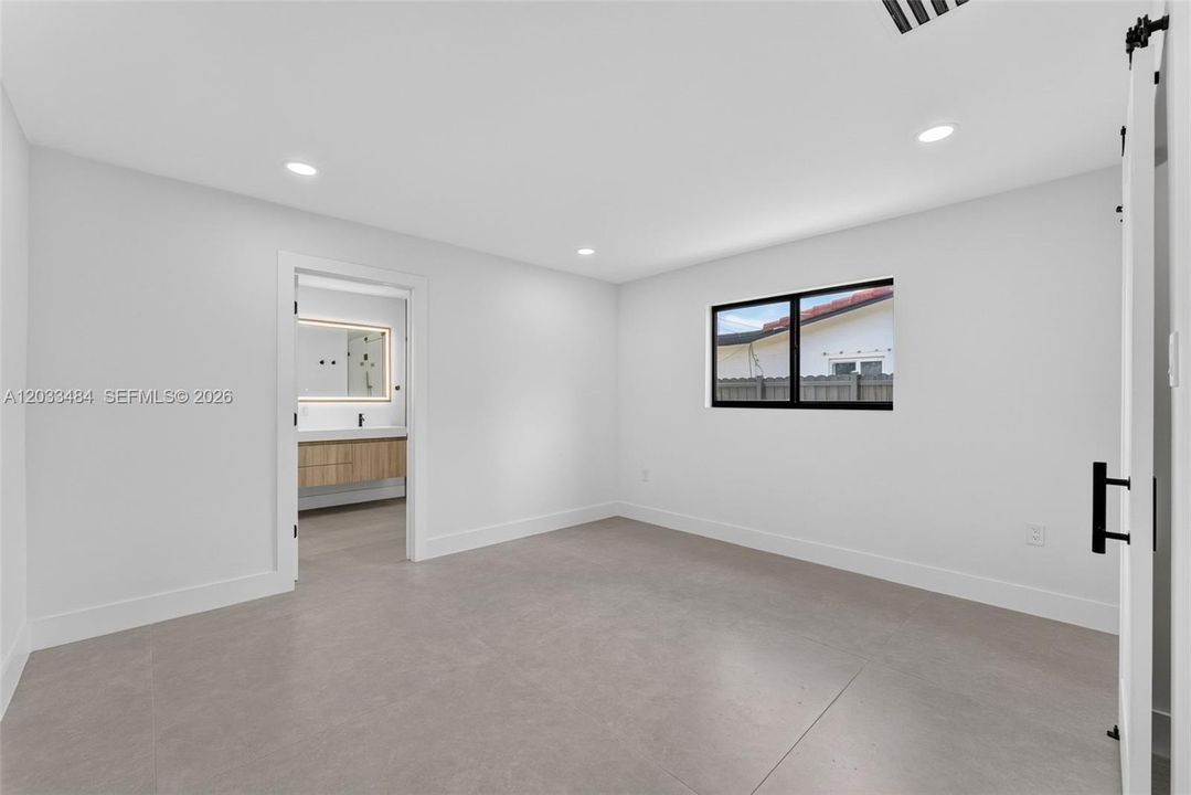 For Sale: $895,000 (3 beds, 3 baths, 1941 Square Feet)