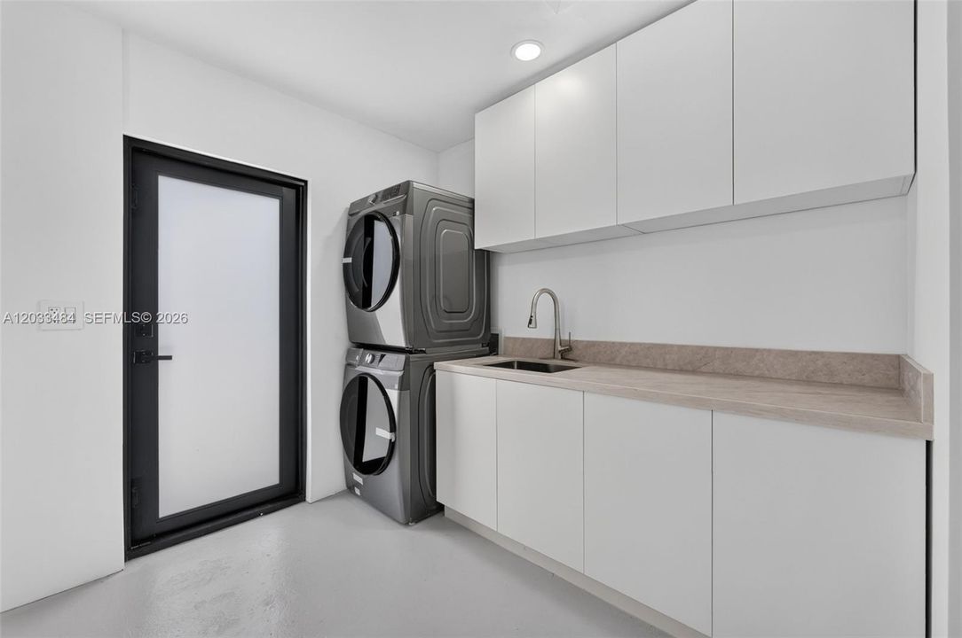 For Sale: $895,000 (3 beds, 3 baths, 1941 Square Feet)