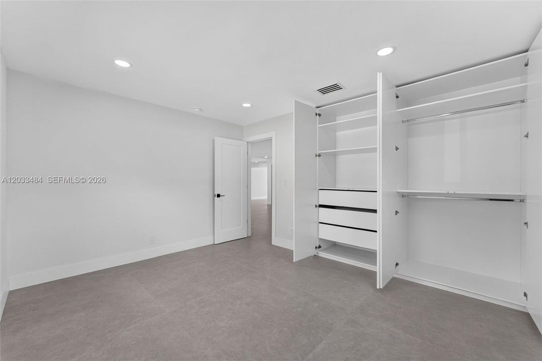 For Sale: $895,000 (3 beds, 3 baths, 1941 Square Feet)