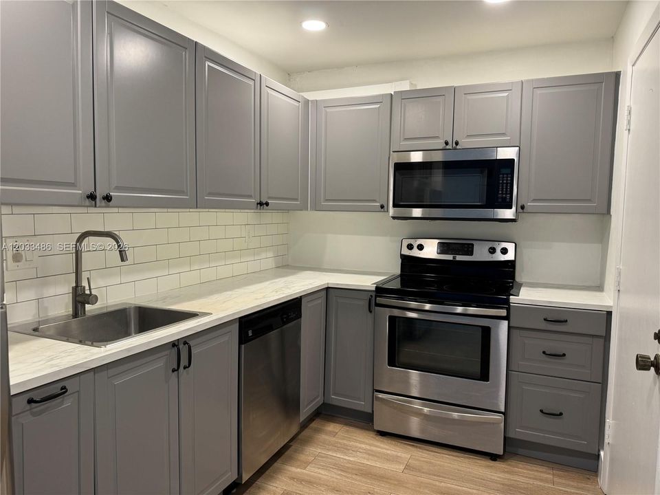 For Rent: $2,400 (2 beds, 2 baths, 1044 Square Feet)