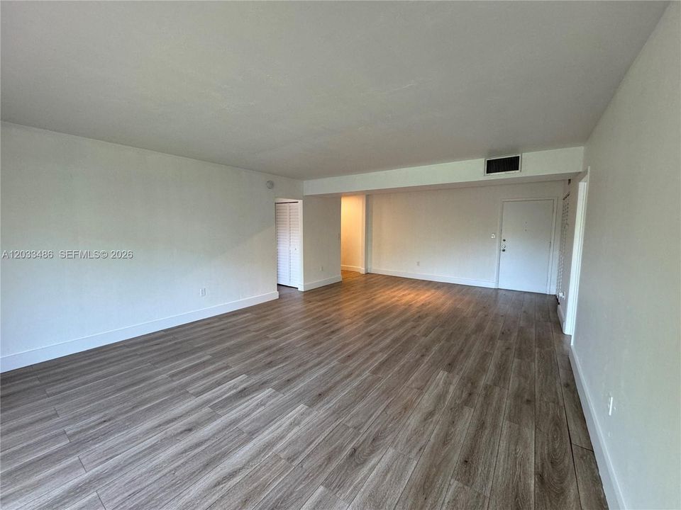 For Rent: $2,400 (2 beds, 2 baths, 1044 Square Feet)