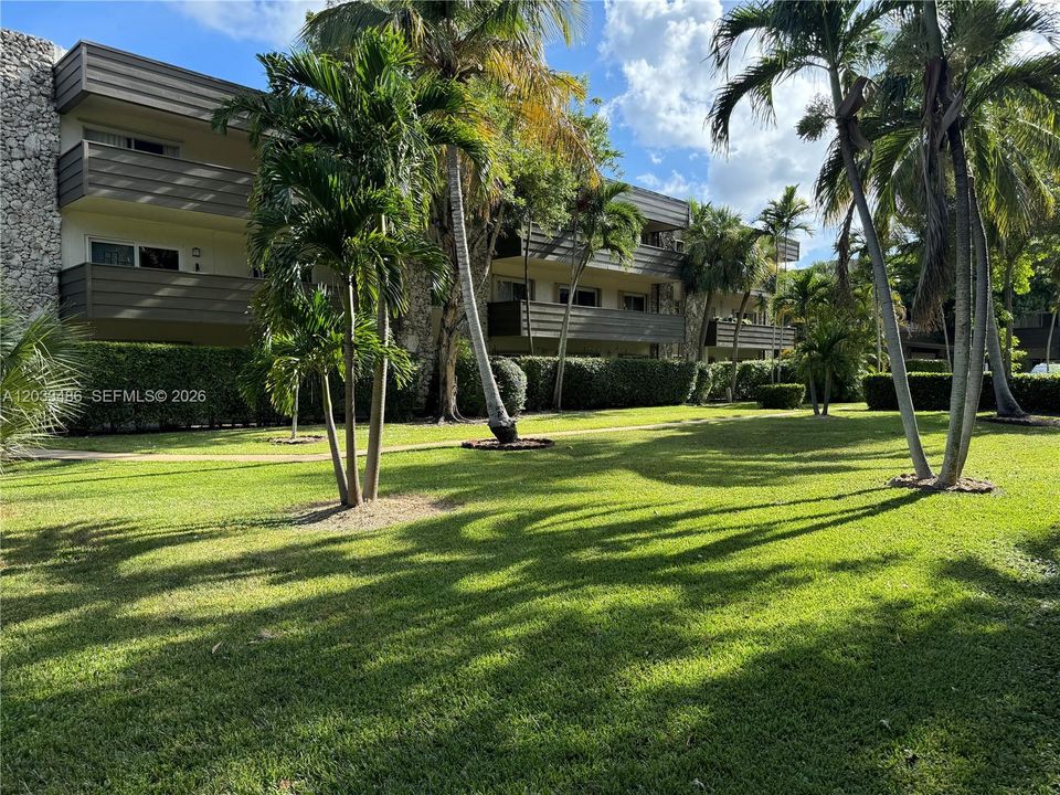 For Rent: $2,400 (2 beds, 2 baths, 1044 Square Feet)