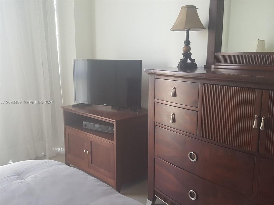 For Sale: $254,900 (1 beds, 1 baths, 767 Square Feet)