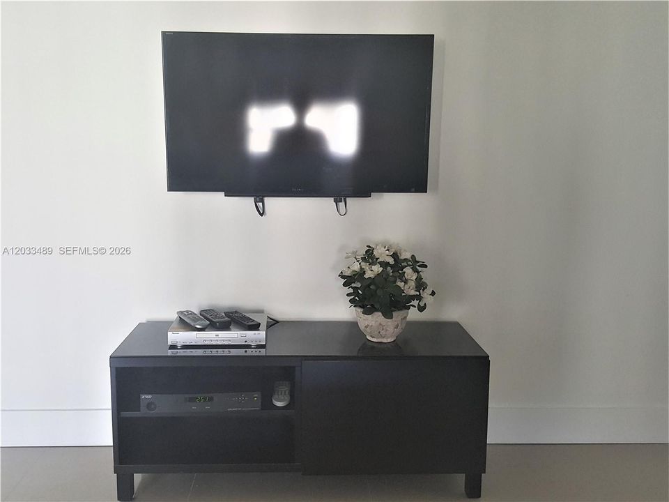 For Sale: $254,900 (1 beds, 1 baths, 767 Square Feet)