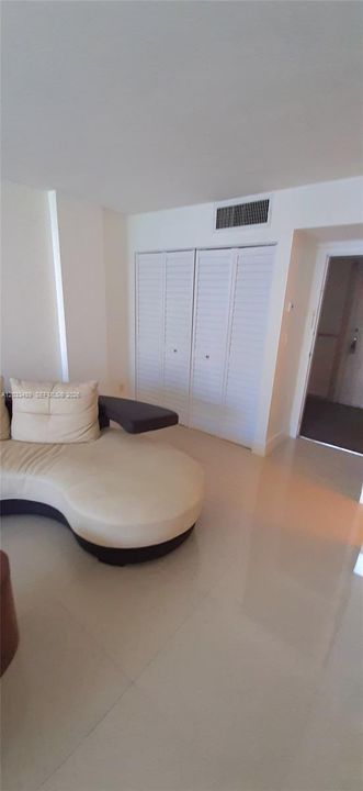 For Sale: $254,900 (1 beds, 1 baths, 767 Square Feet)
